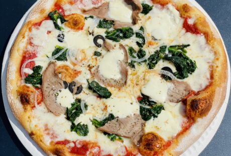 Monatspizza mit Kalbfleisch